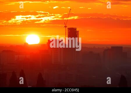 Sonnenaufgang mit Skyline von Leeds & Yorkshire's neuestes höchstes Gebäude 'Altus Haus“ Stockfoto