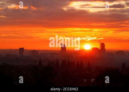 Sonnenaufgang mit Skyline von Leeds & Yorkshire's neuestes höchstes Gebäude 'Altus Haus“ Stockfoto