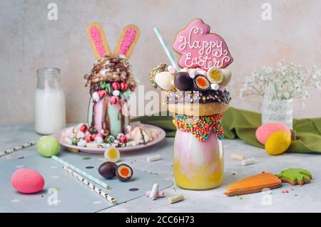 Osterfreak Shake mit Osterhase Lebkuchen auf dem Tisch dekoriert Stockfoto