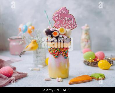 Osterfreak Shake mit Osterhase Lebkuchen auf der dekoriert Dekorierter Tisch Stockfoto