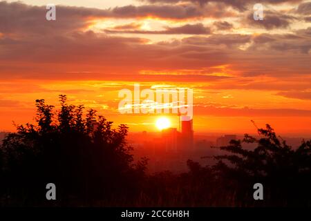 Sonnenaufgang mit Skyline von Leeds & Yorkshire's neuestes höchstes Gebäude 'Altus Haus“ Stockfoto