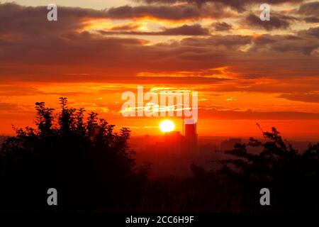 Sonnenaufgang mit Skyline von Leeds & Yorkshire's neuestes höchstes Gebäude 'Altus Haus“ Stockfoto