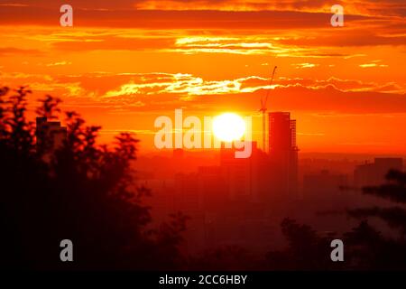 Sonnenaufgang mit Skyline von Leeds & Yorkshire's neuestes höchstes Gebäude 'Altus Haus“ Stockfoto