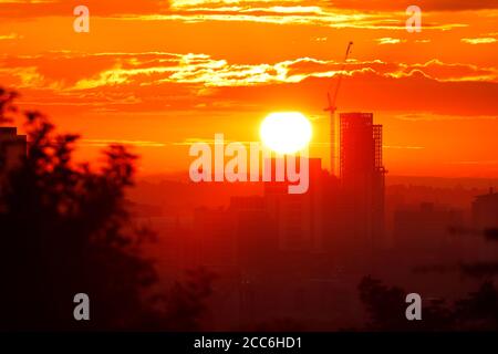 Sonnenaufgang mit Skyline von Leeds & Yorkshire's neuestes höchstes Gebäude 'Altus Haus“ Stockfoto