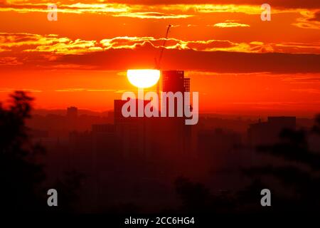 Sonnenaufgang mit Skyline von Leeds & Yorkshire's neuestes höchstes Gebäude 'Altus Haus“ Stockfoto