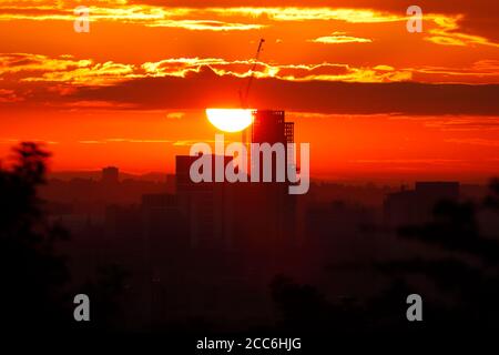 Sonnenaufgang mit Skyline von Leeds & Yorkshire's neuestes höchstes Gebäude 'Altus Haus“ Stockfoto