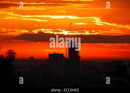 Sonnenaufgang mit Skyline von Leeds & Yorkshire's neuestes höchstes Gebäude 'Altus Haus“ Stockfoto