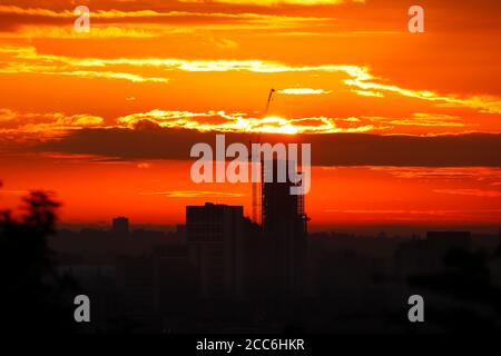 Sonnenaufgang mit Skyline von Leeds & Yorkshire's neuestes höchstes Gebäude 'Altus Haus“ Stockfoto