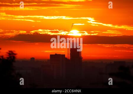 Sonnenaufgang mit Skyline von Leeds & Yorkshire's neuestes höchstes Gebäude 'Altus Haus“ Stockfoto