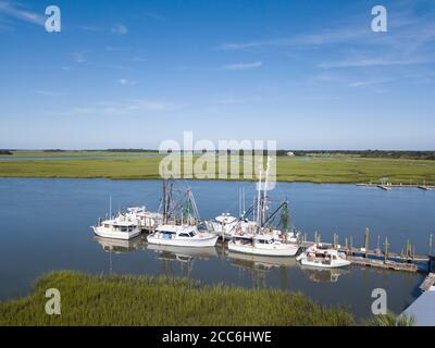 Niedrige Luftaufnahme von Garnelenbooten im Hafen in Folly Beach, South Carolina. Stockfoto