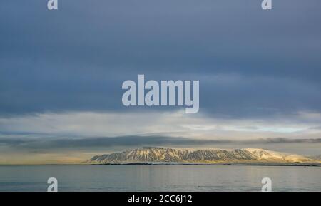 Blick auf den fernen Bergrücken über das Meer von Rekjavik, Island im Winter Stockfoto