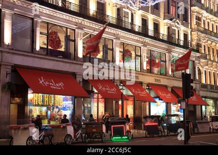 London, Großbritannien, 12. November 2011: Hamleys Spielzeugkaufhaus in Regent Street nachts warten Rikscha-Fahrzeuge auf Kunden während der Chris Stockfoto