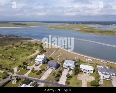 Luftaufnahme von Garden City Beach in South Carolina mit Murrells Inlet im Hintergrund. Stockfoto