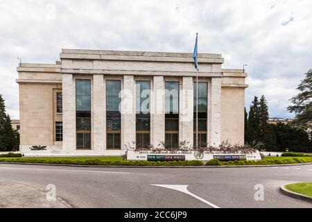 Genf, Schweiz - 23. August 2014 - Bürogebäude der Vereinten Nationen in Genf (UNOG) mit der Flagge der Vereinten Nationen davor. Foto an der Ausfahrt o Stockfoto