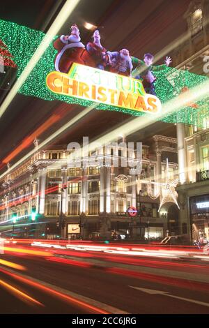 London, Großbritannien - 12. November 2011: Weihnachtsbeleuchtung entlang Regent Street mit Fahrzeug-Lichtwegen während der festlichen Saison, die ein beliebtes tr Stockfoto