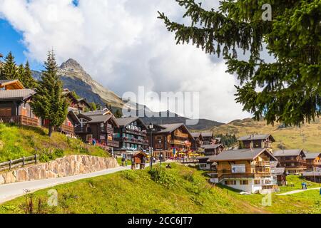 Bettmeralp, Schweiz - 6. September 2014 - Touristen besuchen das Dorf Bettmeralp im Kanton Wallis. Ein berühmter touristischer Ort in der Nähe des Aletsch gl Stockfoto