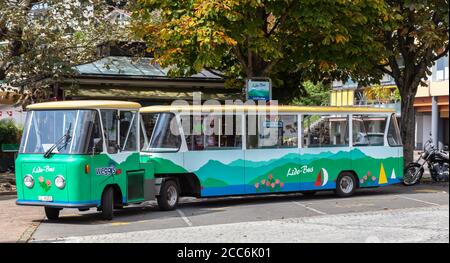 Luzern, Schweiz - 14. September 2014 - der Sightseeing-Bus hält in Weggis, einer kleinen Stadt in der Nähe von Luzern. Stockfoto