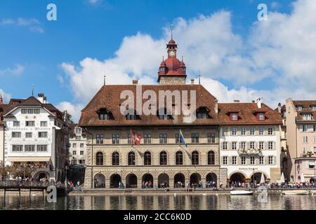 Luzern, Schweiz - 14. September 2014 - Entspannung vor dem Rathaus am Reuss in Luzern, Schweiz Stockfoto