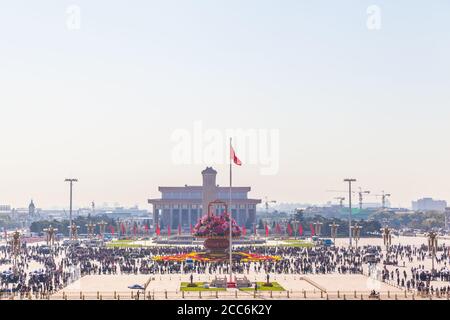 Peking, China - 14. Oktober 2014 - viele Touristen auf dem Platz des Himmlischen Friedens mit Blick auf das Denkmal für die Helden des Volkes und die große Halle des Volkes Stockfoto
