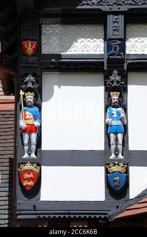 Wilhelm der Eroberer und Hugh von Avranches geschnitzt auf Grosvenor Park Lodge in Chester Stockfoto