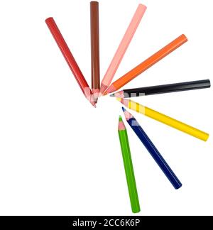 Halbrundes Muster mit vielen verschiedenen farbigen Holzbleistift Buntstifte auf weißem Papier Stockfoto