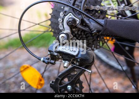 Tjumen, Russland-29. Juli 2020: Schaltwerk für Shimano Altus. Shimano ist ein japanisches Unternehmen, einer der weltweit größten Hersteller von Fahrrad Stockfoto