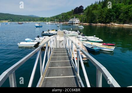 Eine Bootsrampe führt zu mehreren kleinen Booten in Seal Harbor, Maine. Stockfoto