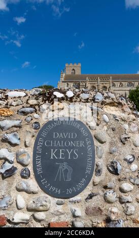 Eine Gedenktafel an der Gedenkmauer der Saint Margaret's Church, Cley next the Sea, Norfolk, Großbritannien. Stockfoto