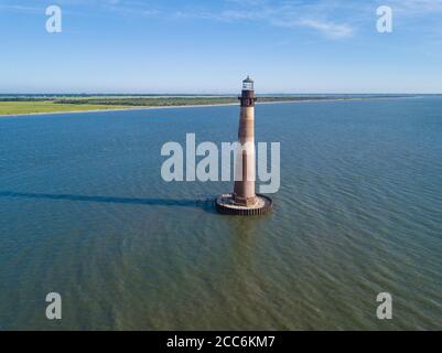 Luftaufnahme des Morris Island Leuchtturms nahe Folly Beach und Charleston, South Carolina. Stockfoto