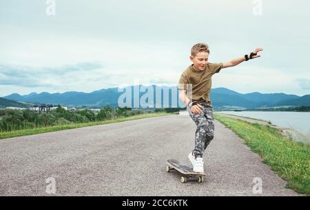 Junge lernen, auf Skateboard zu skaten Stockfoto