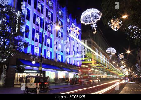 London, Großbritannien - 10. November 2011: Die Weihnachtsbeleuchtung Dekorationen außerhalb des Hauses Fraser bei Nacht in der Oxford Street während der festlichen Jahreszeit, die ist Stockfoto