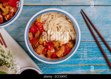 Gebratene Nudeln mit Gemüse in einer Schüssel umrühren. Draufsicht. Stockfoto