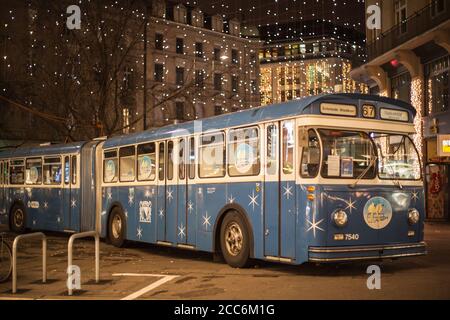 Zürich, Kanton Zürich, Schweiz – 6. Dezember 2014: Der Weihnachtsbus des ZVV auf der Bahnhofstrasse in Zürich. Stockfoto