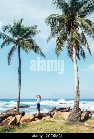Southern Point Sri Lanka Insel - Dondra Cape, Frau schaut auf Palmen Kronen Stockfoto