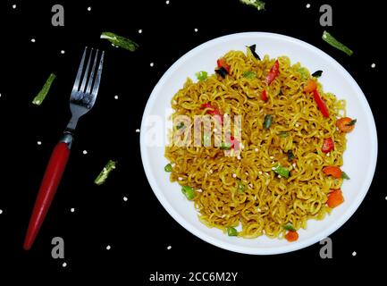 Vegetarisches Gemüse udon Nudeln in einem dunklen Hintergrund, Draufsicht. Stockfoto