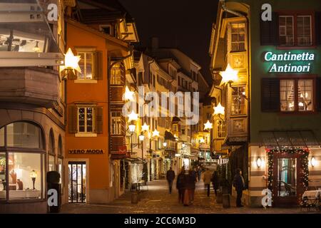 Zürich, Kanton Zürich, Schweiz - 6. Dezember 2014: Die Nachtsicht der Augustinergasse vor Weihnachten in Zürich Stockfoto