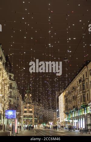 Zürich, Kanton Zürich, Schweiz - 6. Dezember 2014: Sternlicht an der Bahnhofstrasse in Zürich zur Weihnachtszeit Stockfoto