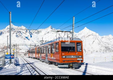 Zermatt, Schweiz - 31. Dezember 2014 - EIN Zug der Gonergratbahn hielt am Bahnhof Rotenboden im berühmten Touristenort unter Matterhorn. Stockfoto