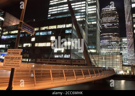 London, Großbritannien - 17. November 2011: Fußgängerbrücke zu einem Canary Wharf Wolkenkratzer in London Docklands Financial Business Development auf der Isle of Dogs at nig Stockfoto