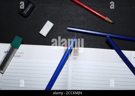 Bildung oder zurück zur Schule Konzept. Draufsicht auf bunte Schulbedarf mit Büchern, Stockfoto