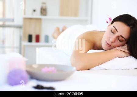 Schöne junge Frau in einem Spa, Brünette Stockfoto