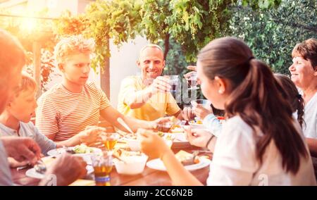 Große Familie haben ein Abendessen im Freien im Sommergarten Stockfoto