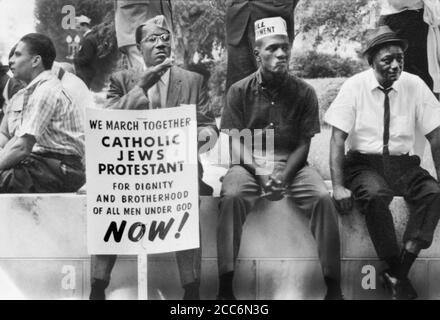 Teilnehmer in Selma an Montgomery Bürgerrechtsmarsch Rast auf Wall, Alabama, USA, Peter Pettus, März 1965 Stockfoto
