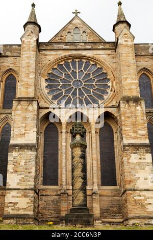 Rosenfenster in der Kathedrale von Durham in Durham City, England. Eine Säule steht außerhalb des Gottesdienstes. Stockfoto