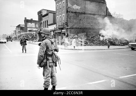 U.S. Soldat Wache in der Nähe von Ruinen von Gebäuden zerstört von Krawallen nach Dr. Martin Luther King Jr, Attentat, 7th and N Street, N.W., Washington, D.C., USA, Warren K. Leffler, 8. April 1968 Stockfoto