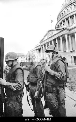 US-Soldaten stehen Wache in der Nähe des US-Kapitols, während der Krawalle nach Dr. Martin Luther King Jr, Attentat, 7th and N Street, N.W., Washington, D.C., USA, Warren K. Leffler, 8. April 1968 Stockfoto