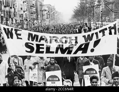Marschers tragen Banner 'Wir marschieren mit Selma!' On Street in Harlem, New York City, New York, USA, Stanley Wolfson, World Telegram & Sun, März 1965 Stockfoto