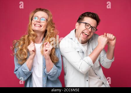 Tanzen, Bewegen, Spaß haben. Junge und glückliche Mann und Frau feiern Erfolg. Stockfoto