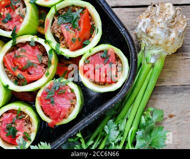 Zucchini gefüllt mit Hackfleisch, Reis und Tomaten. Bereit zum Essen. Stockfoto