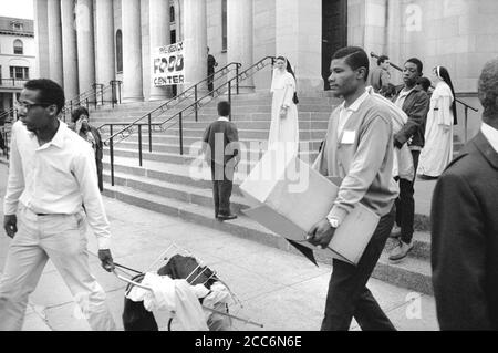 African American Men Carrying Supplies from Food Distribution Center at Church after Riots nach Dr. Martin Luther King Jr's, Attentat, 7th and N Street, N.W., Washington, D.C., USA, Warren K. Leffler, 8. April 1968 Stockfoto